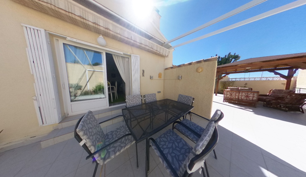 For sale - 3 Bedroom 4 Bathroom Villa in Villamartin - El Presidente  - Alicante