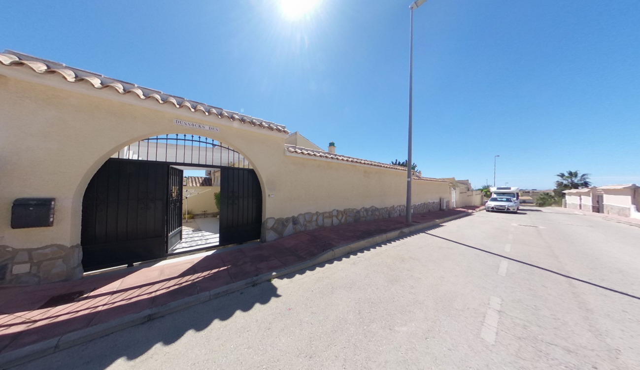 For sale - 3 Bedroom 4 Bathroom Villa in Villamartin - El Presidente  - Alicante