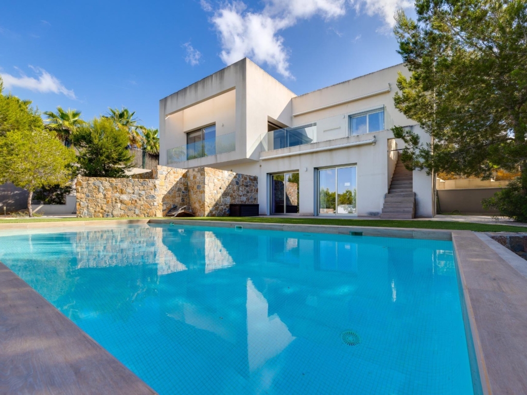 4 Bedroom 3 Bathroom Villa in Las Colinas Golf
