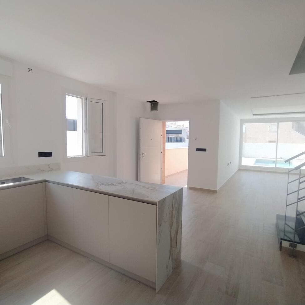 For sale - 3 Bedroom 2 Bathroom Villa Penthouse in Torrevieja - aguas nuevas  - Alicante