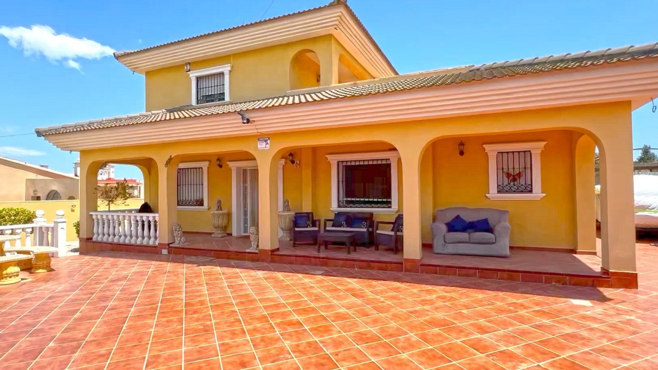 For sale - 6 Bedroom 6 Bathroom Villa in Torrevieja - Los Balcones  - Alicante