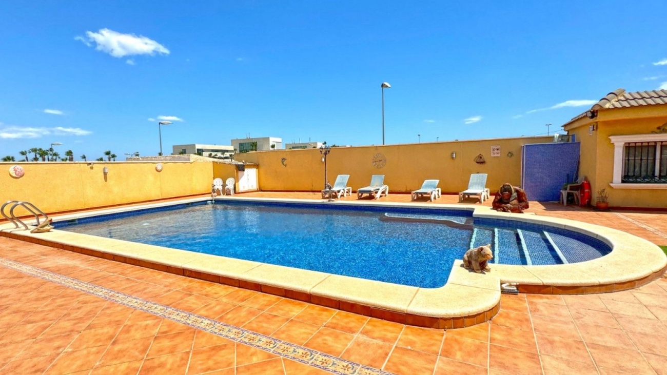 For sale - 6 Bedroom 6 Bathroom Villa in Torrevieja - Los Balcones  - Alicante