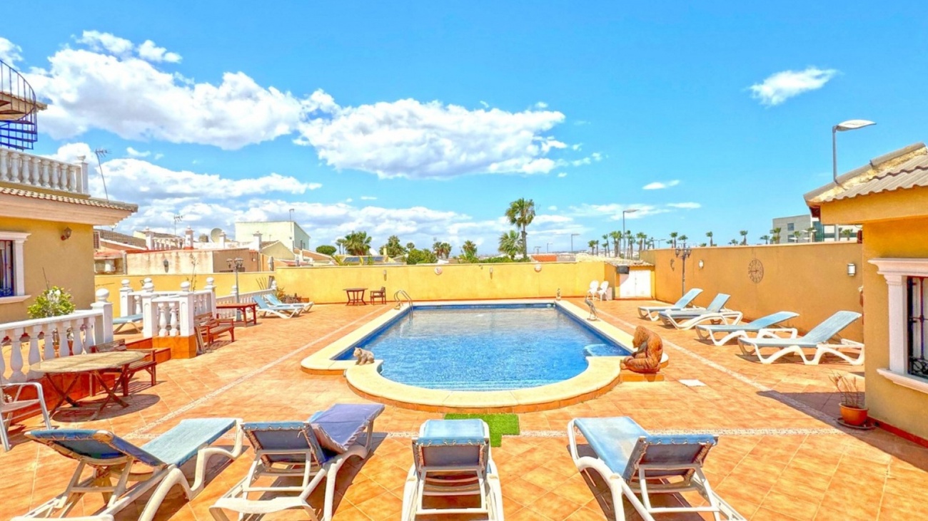 For sale - 6 Bedroom 6 Bathroom Villa in Torrevieja - Los Balcones  - Alicante