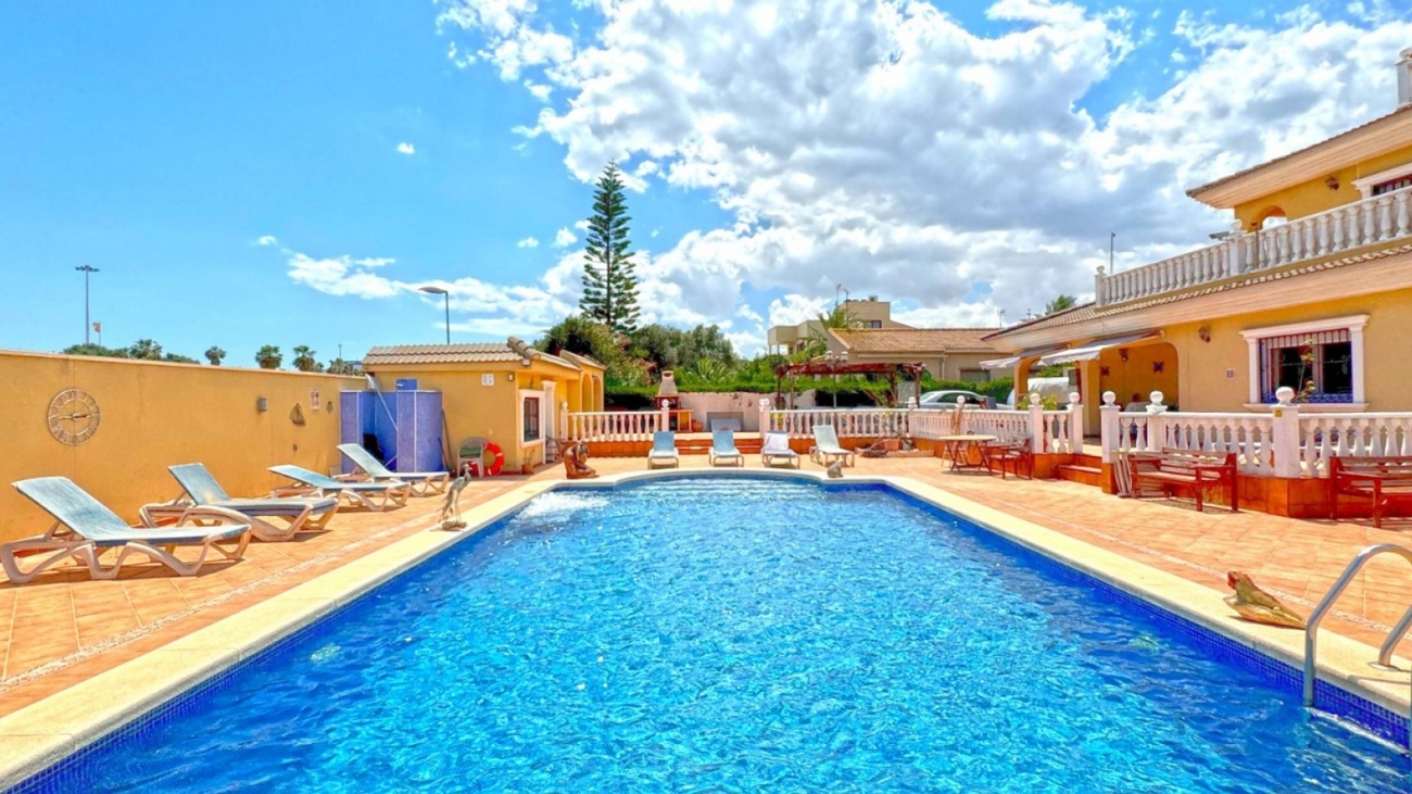 For sale - 6 Bedroom 6 Bathroom Villa in Torrevieja - Los Balcones  - Alicante