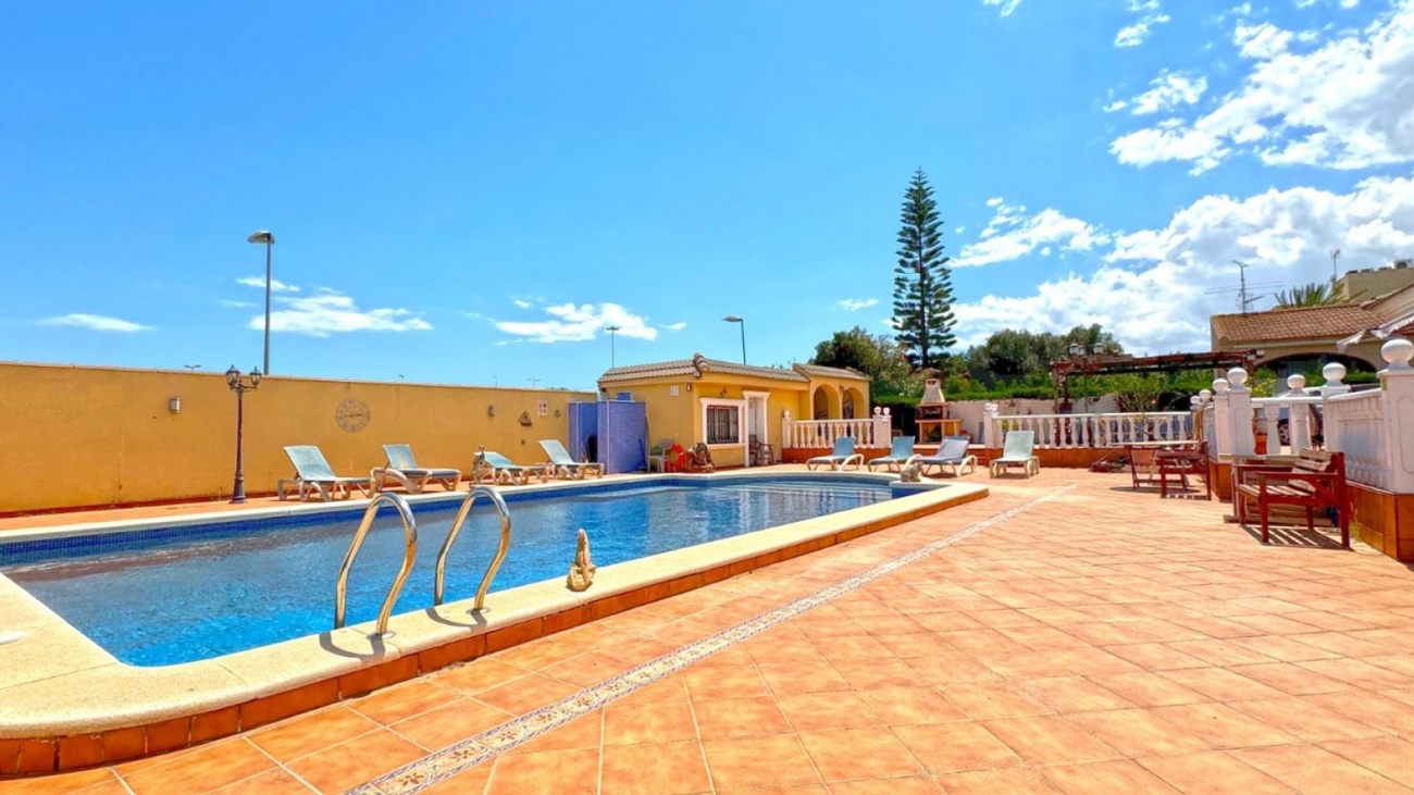 For sale - 6 Bedroom 6 Bathroom Villa in Torrevieja - Los Balcones  - Alicante