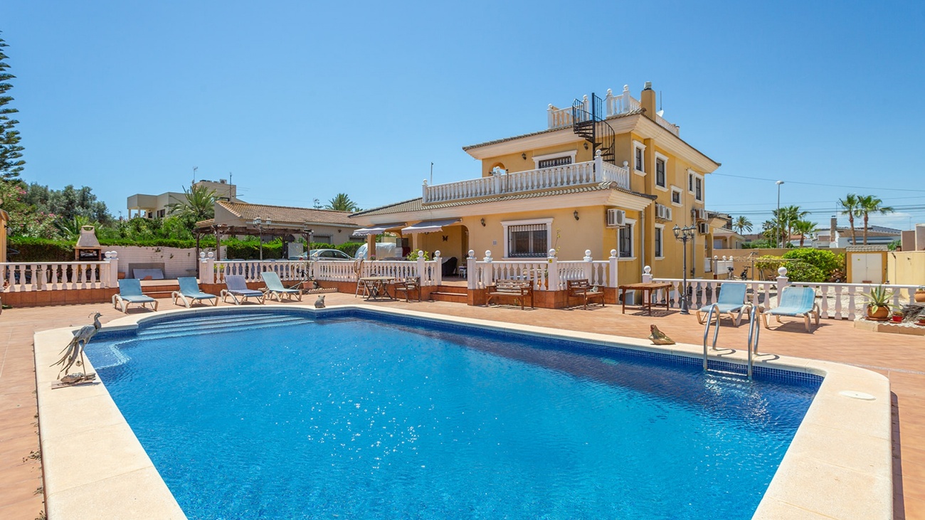 For sale - 6 Bedroom 6 Bathroom Villa in Torrevieja - Los Balcones  - Alicante