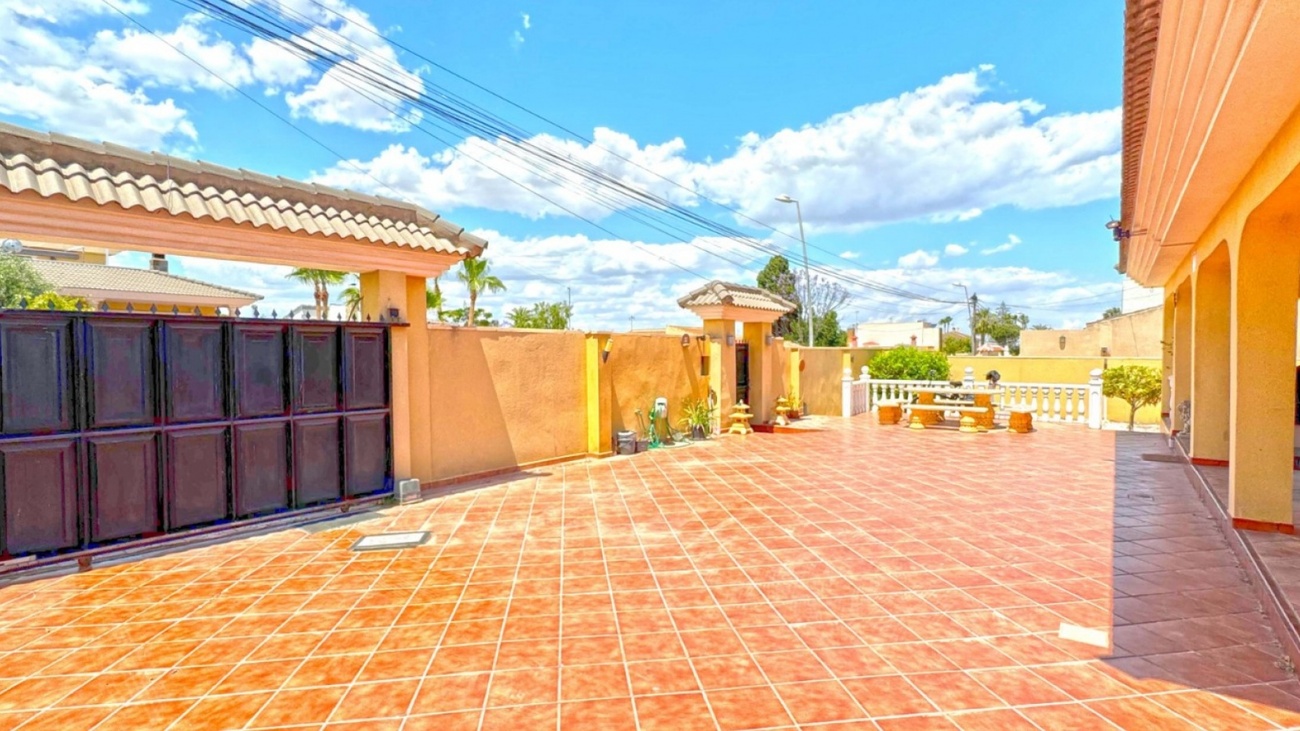 For sale - 6 Bedroom 6 Bathroom Villa in Torrevieja - Los Balcones  - Alicante