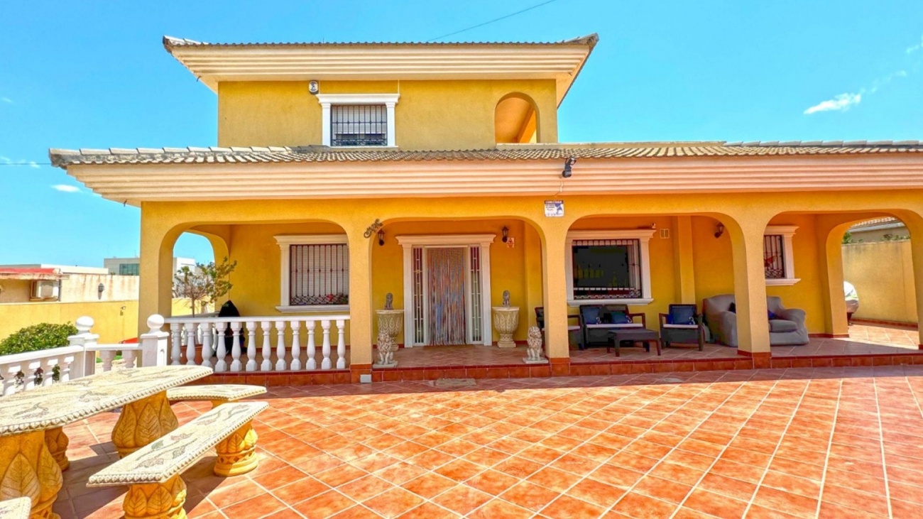 For sale - 6 Bedroom 6 Bathroom Villa in Torrevieja - Los Balcones  - Alicante