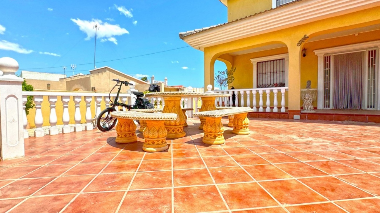 For sale - 6 Bedroom 6 Bathroom Villa in Torrevieja - Los Balcones  - Alicante