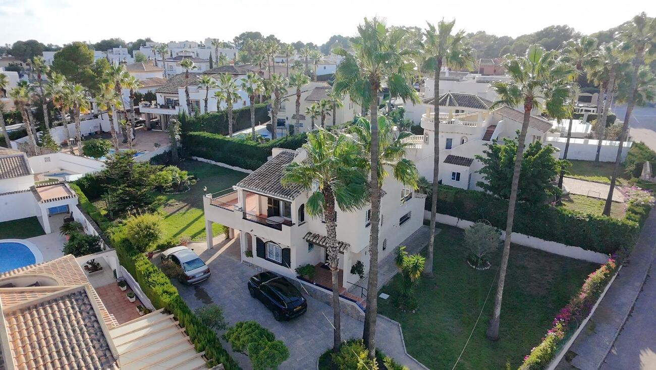 For sale - 3 Bedroom 3 Bathroom Villa in Villamartin - Costa Blanca  - Alicante