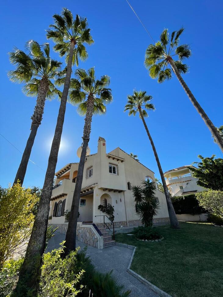 For sale - 3 Bedroom 3 Bathroom Villa in Villamartin - Costa Blanca  - Alicante