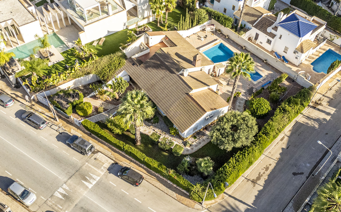 For sale - 4 Bedroom 4 Bathroom Villa in Orihuela -  - Alicante