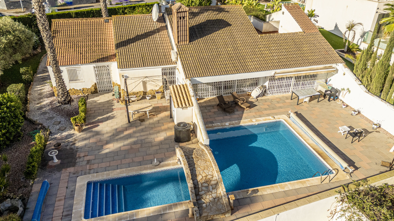 For sale - 4 Bedroom 4 Bathroom Villa in Orihuela -  - Alicante
