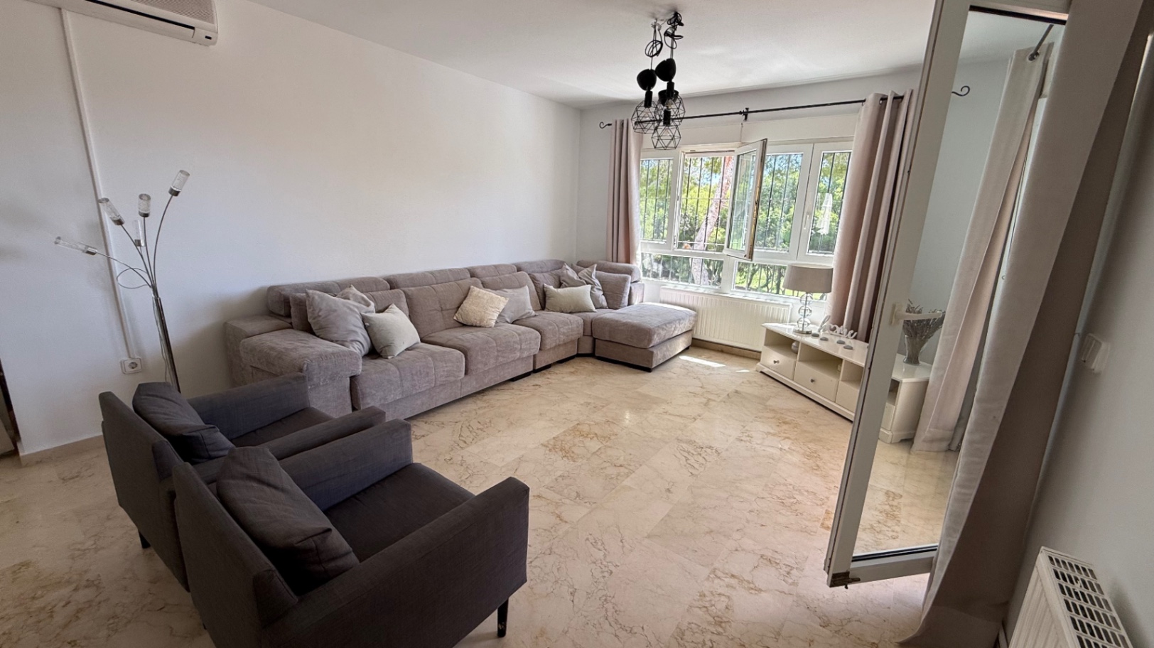 For sale - 4 Bedroom 2 Bathroom Villa in Las Ramblas Villamartin - Inland  - Alicante