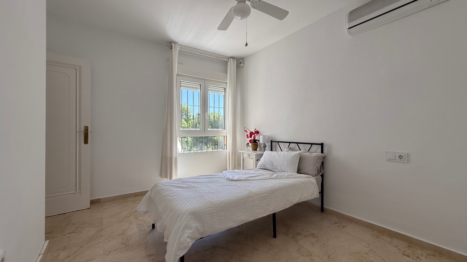 For sale - 4 Bedroom 2 Bathroom Villa in Las Ramblas Villamartin - Inland  - Alicante