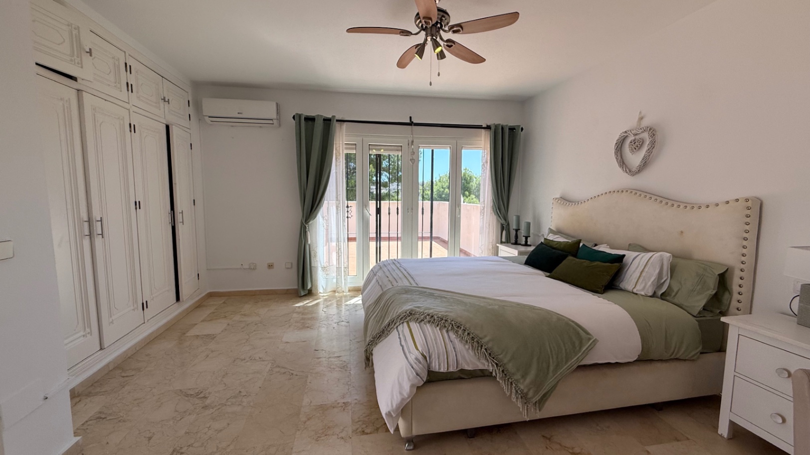 For sale - 4 Bedroom 2 Bathroom Villa in Las Ramblas Villamartin - Inland  - Alicante