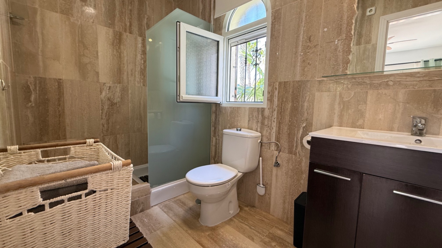 For sale - 4 Bedroom 2 Bathroom Villa in Las Ramblas Villamartin - Inland  - Alicante