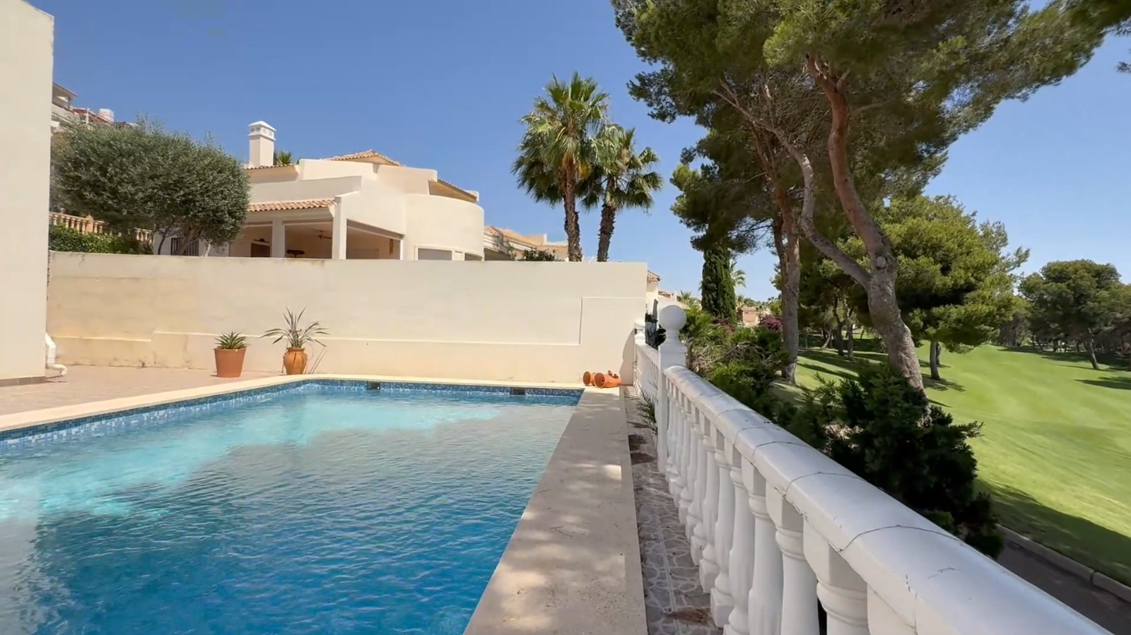For sale - 4 Bedroom 2 Bathroom Villa in Las Ramblas Villamartin - Inland  - Alicante