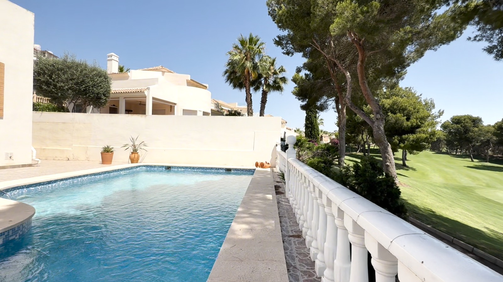 For sale - 4 Bedroom 2 Bathroom Villa in Las Ramblas Villamartin - Inland  - Alicante