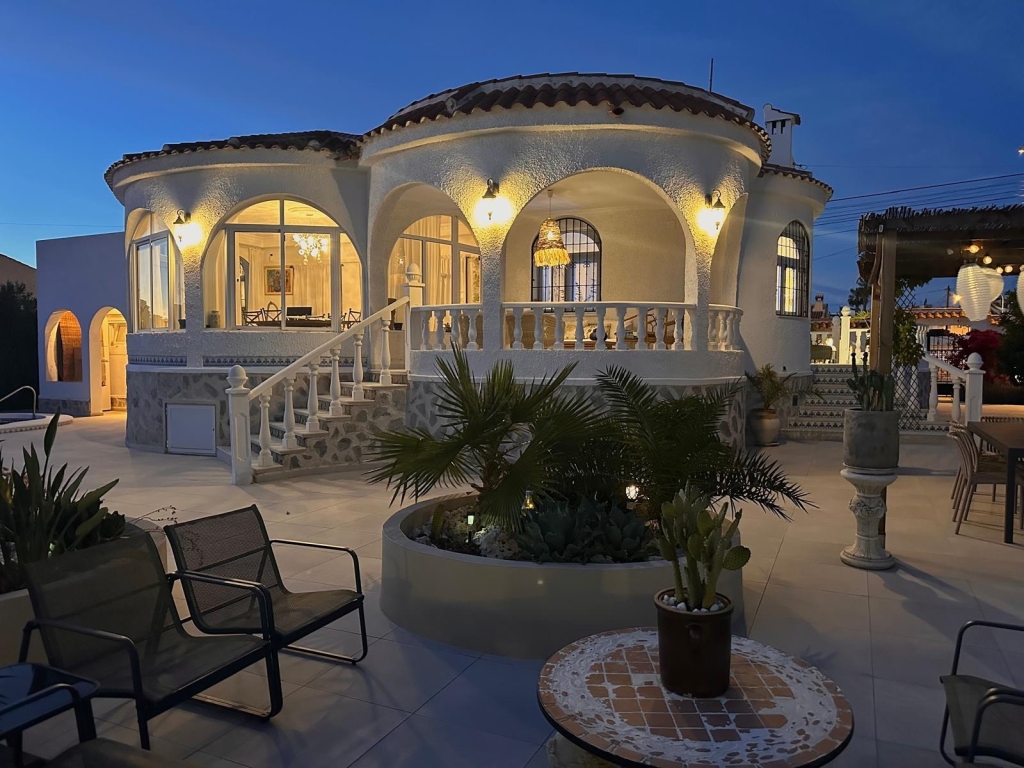 3 Bedroom 3 Bathroom Villa in Torrevieja