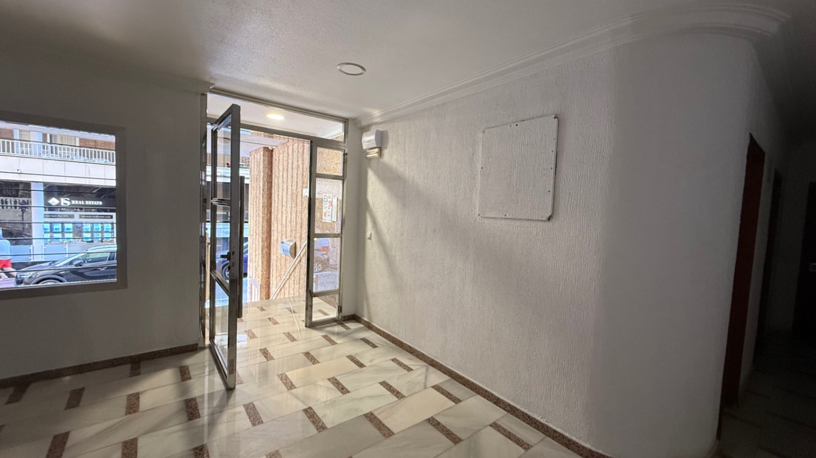 For sale - 3 Bedroom 2 Bathroom Apartment in Torrevieja - Costa Blanca  - Alicante