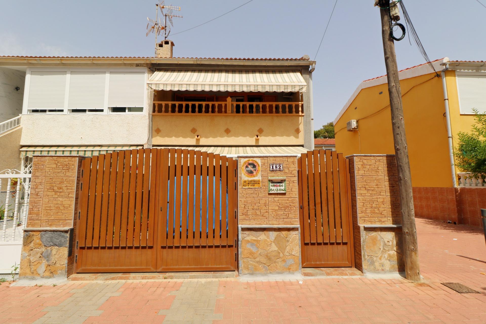 For sale - 3 Bedroom 1 Bathroom Town House in Torrevieja - Playa De Los Naufragos  - Alicante