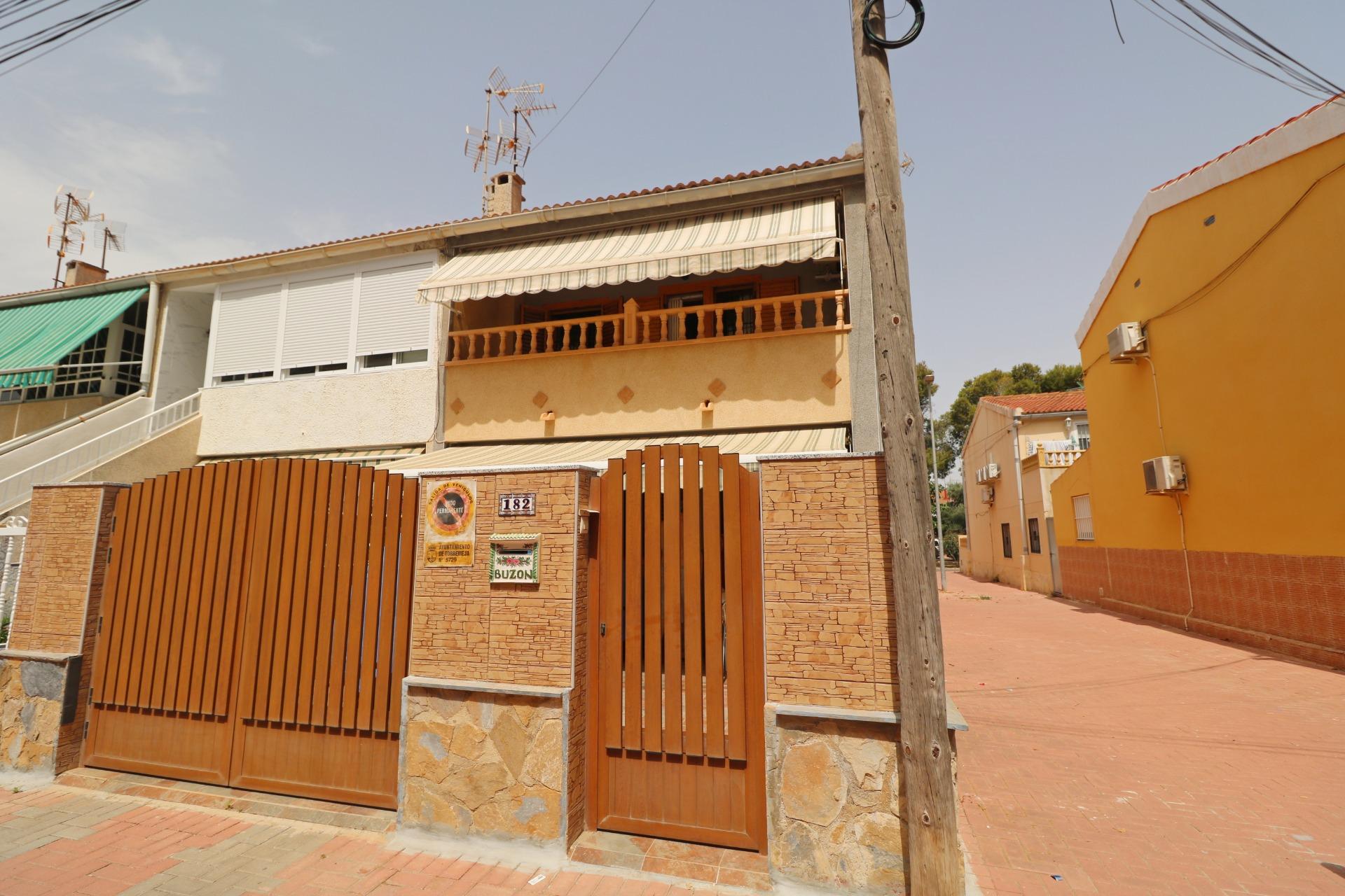 For sale - 3 Bedroom 1 Bathroom Town House in Torrevieja - Playa De Los Naufragos  - Alicante