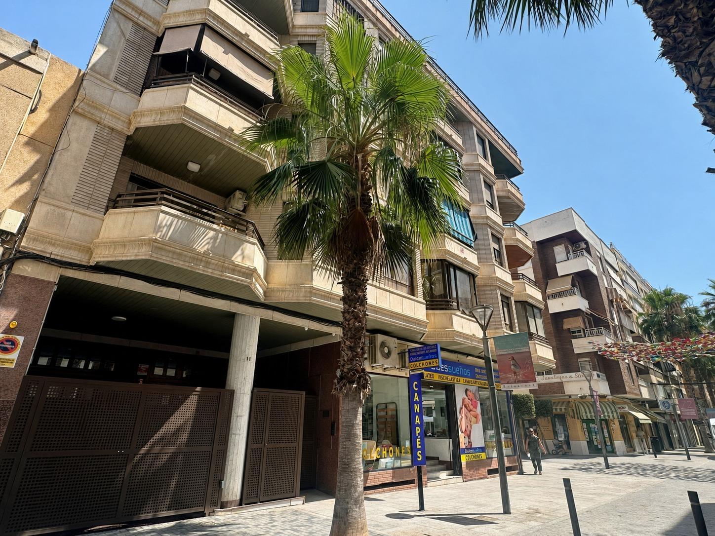 For sale - 4 Bedroom 2 Bathroom Apartment in Torrevieja - Centro  - Alicante