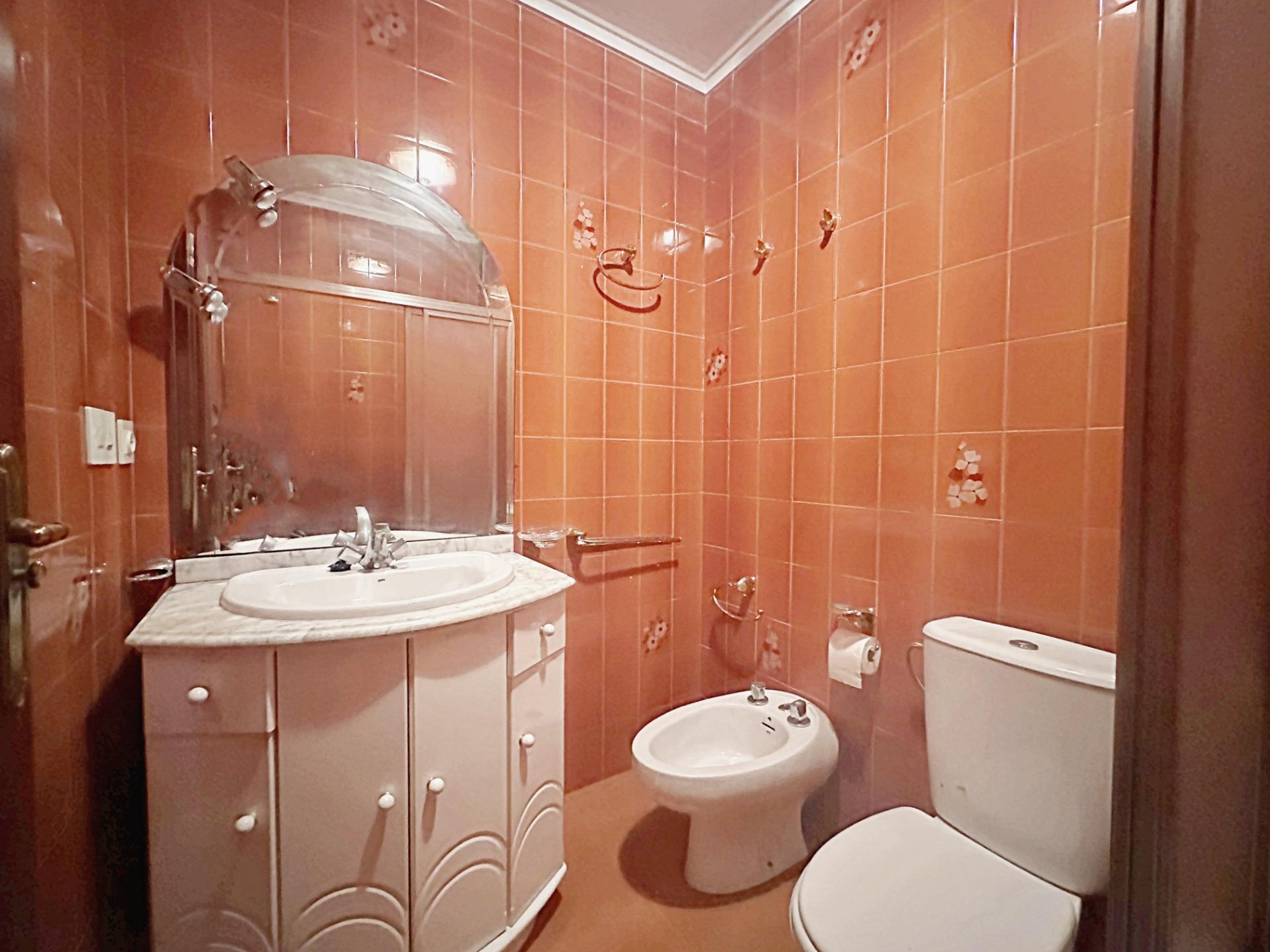 For sale - 4 Bedroom 2 Bathroom Apartment in Torrevieja - Centro  - Alicante