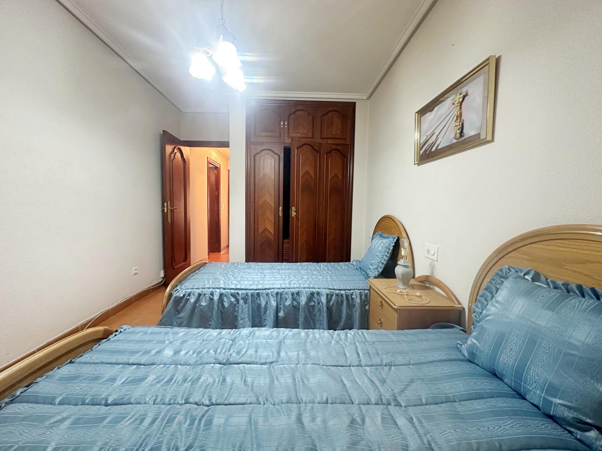 For sale - 4 Bedroom 2 Bathroom Apartment in Torrevieja - Centro  - Alicante