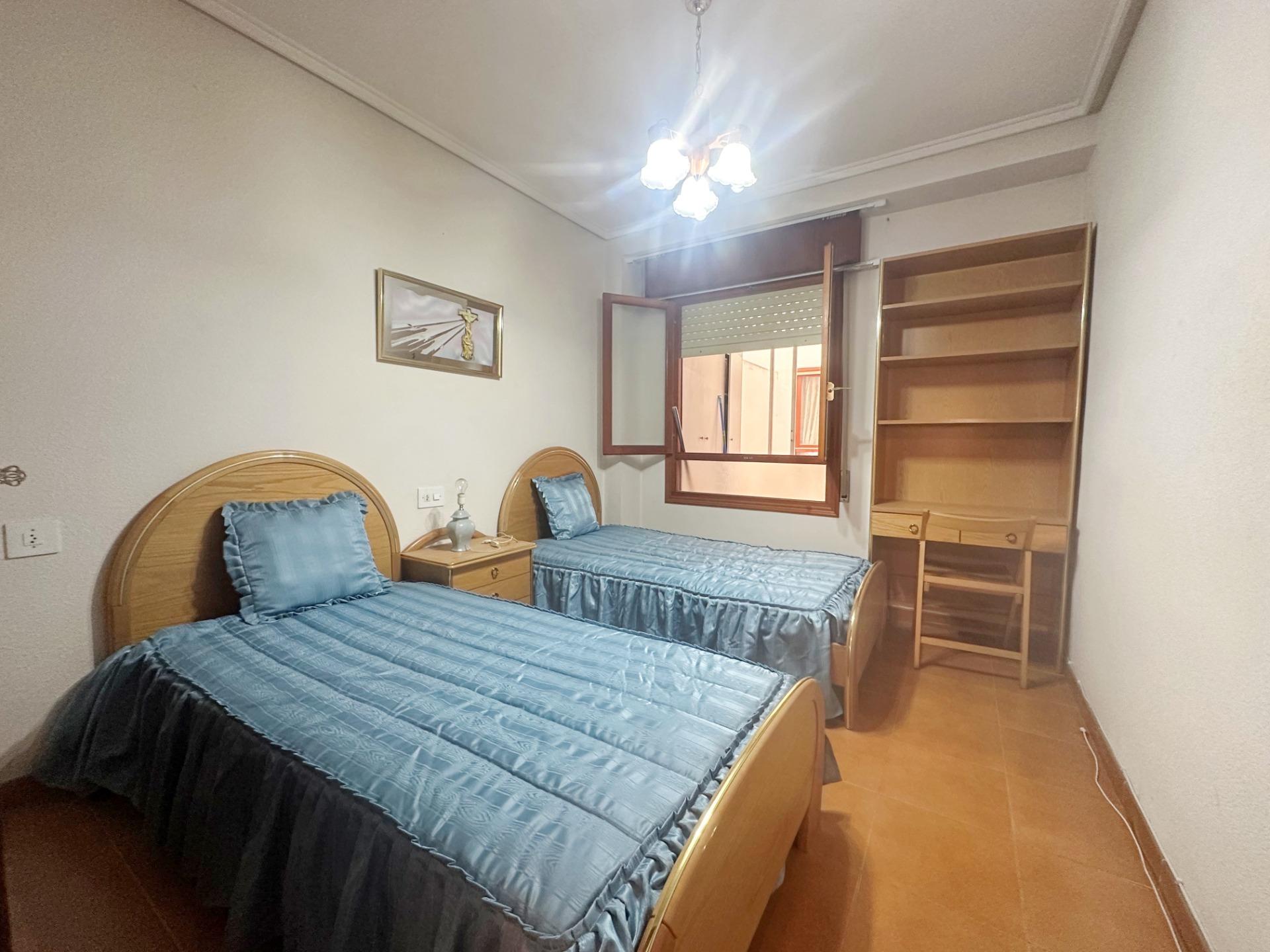 For sale - 4 Bedroom 2 Bathroom Apartment in Torrevieja - Centro  - Alicante