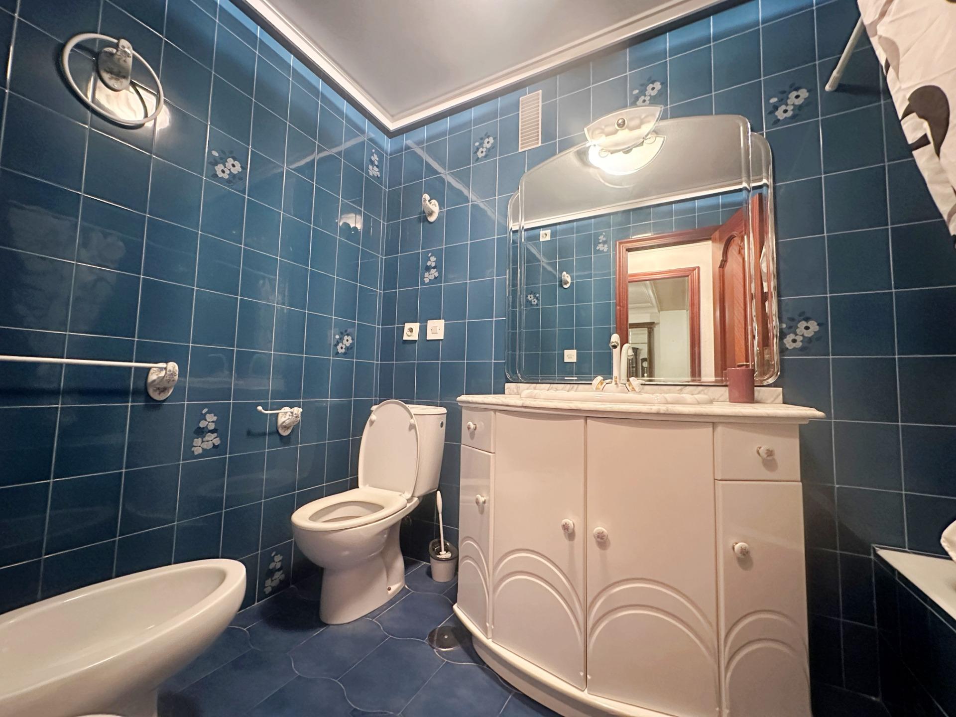 For sale - 4 Bedroom 2 Bathroom Apartment in Torrevieja - Centro  - Alicante