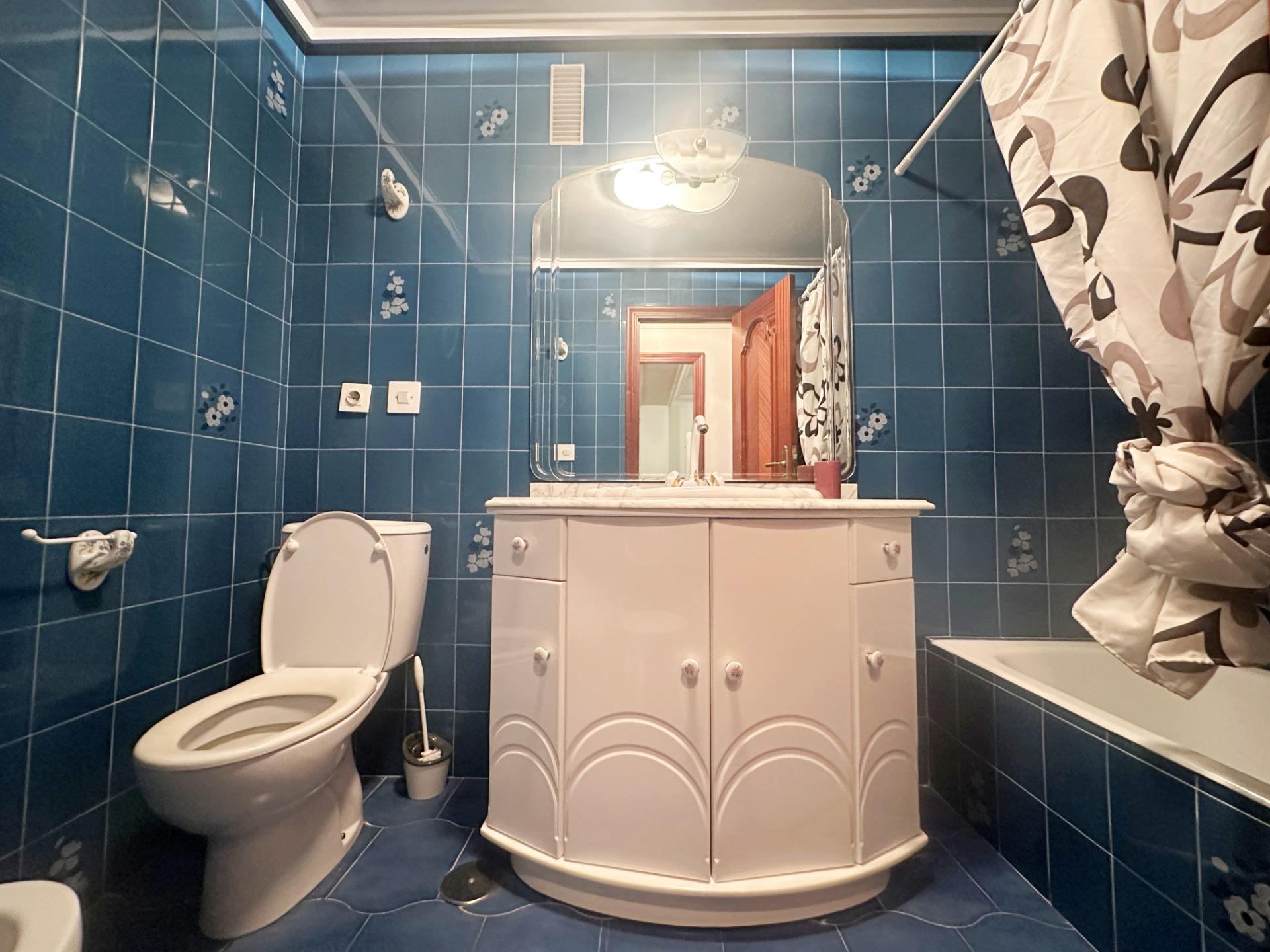 For sale - 4 Bedroom 2 Bathroom Apartment in Torrevieja - Centro  - Alicante