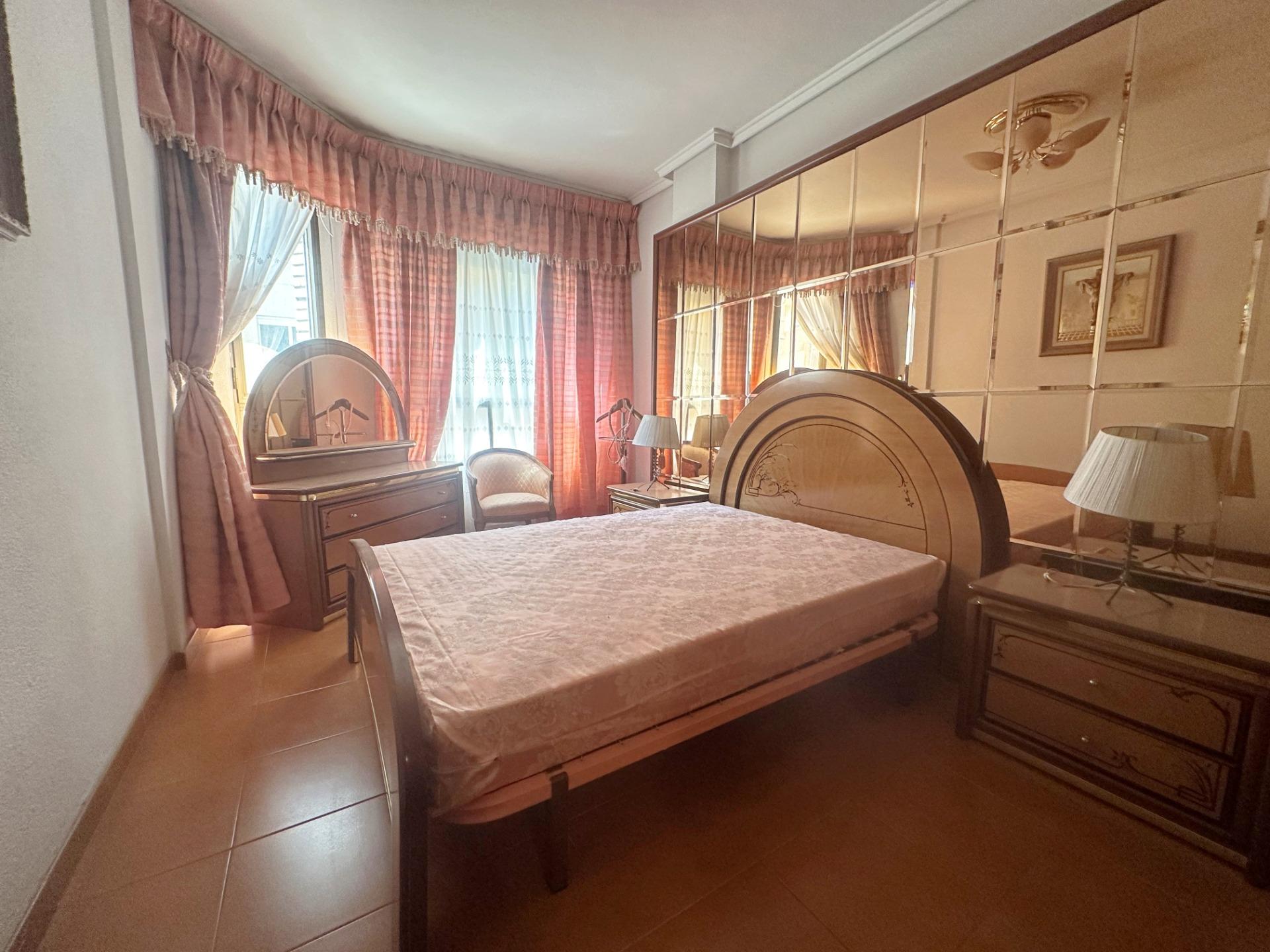 For sale - 4 Bedroom 2 Bathroom Apartment in Torrevieja - Centro  - Alicante