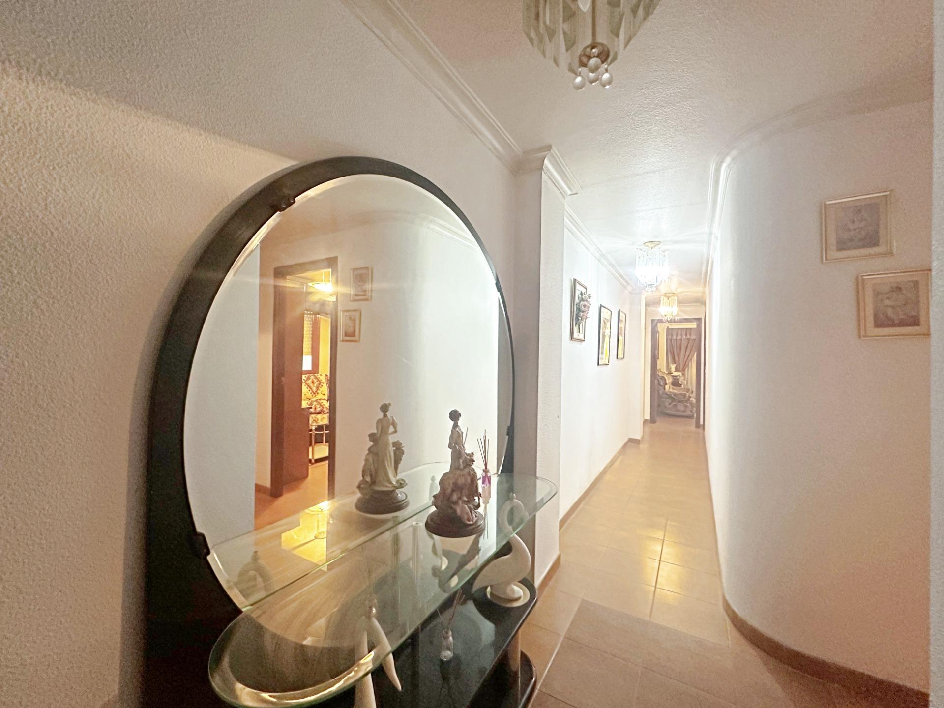 For sale - 4 Bedroom 2 Bathroom Apartment in Torrevieja - Centro  - Alicante