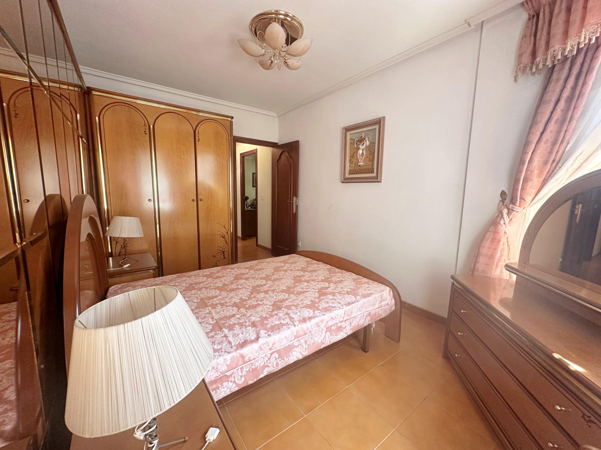 For sale - 4 Bedroom 2 Bathroom Apartment in Torrevieja - Centro  - Alicante