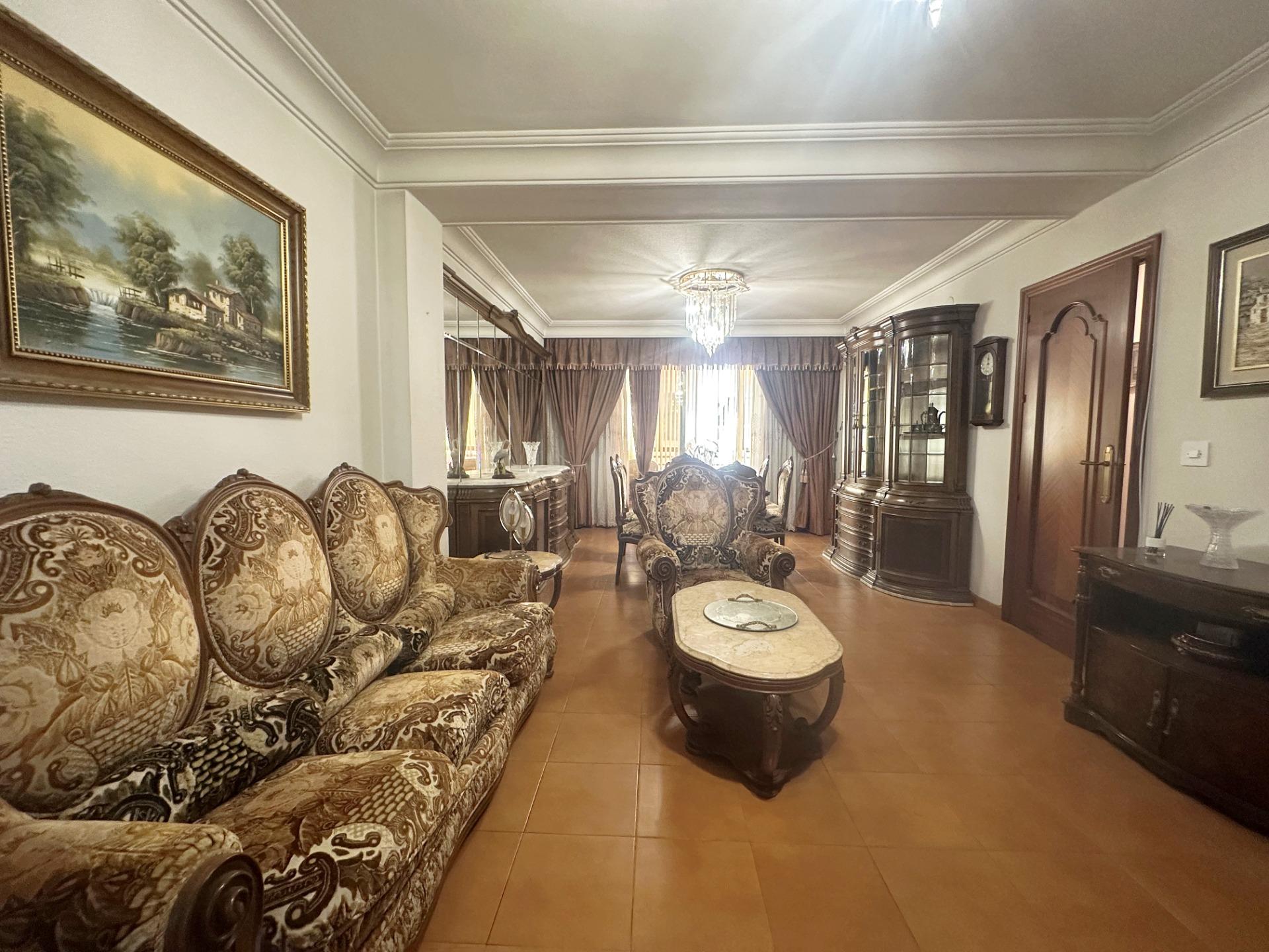 For sale - 4 Bedroom 2 Bathroom Apartment in Torrevieja - Centro  - Alicante