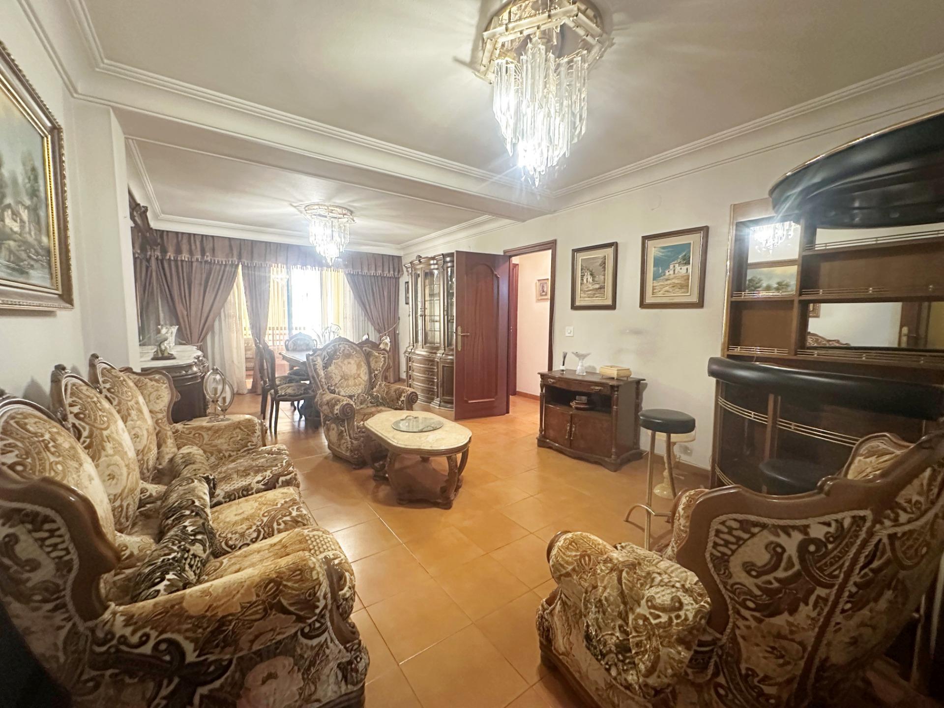 For sale - 4 Bedroom 2 Bathroom Apartment in Torrevieja - Centro  - Alicante