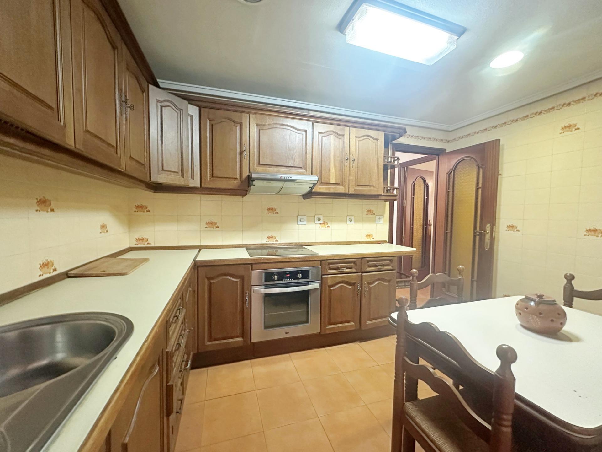 For sale - 4 Bedroom 2 Bathroom Apartment in Torrevieja - Centro  - Alicante