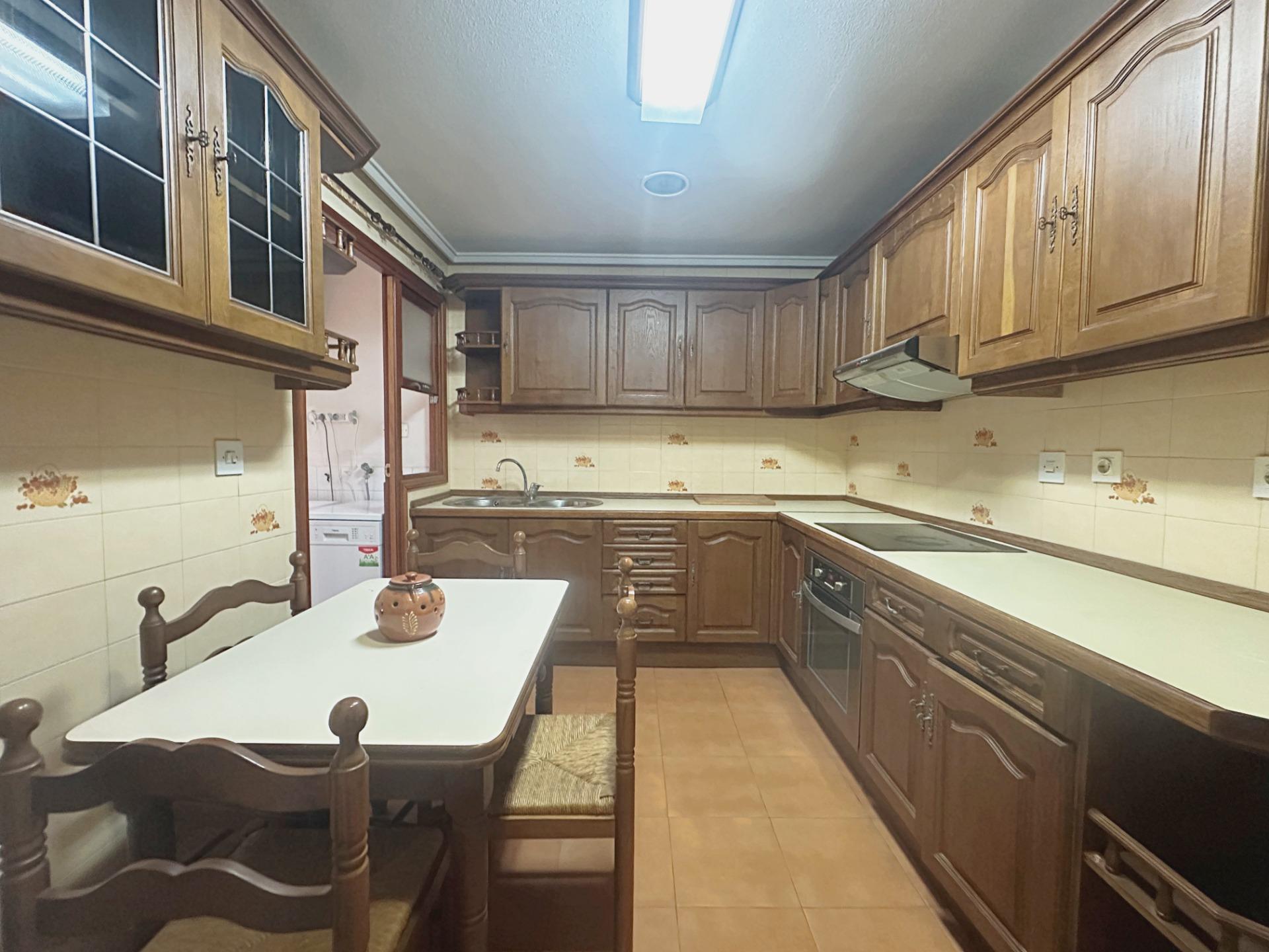 For sale - 4 Bedroom 2 Bathroom Apartment in Torrevieja - Centro  - Alicante