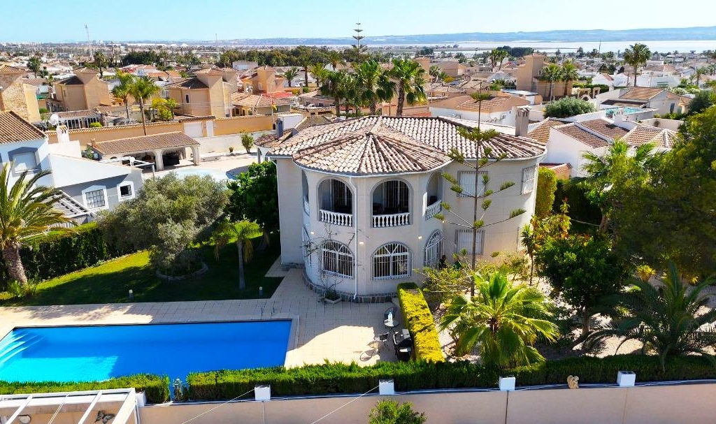 5 Bedroom 2 Bathroom Villa in Torrevieja