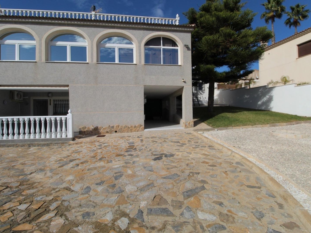 5 Bedroom 2 Bathroom Villa in Los Balcones