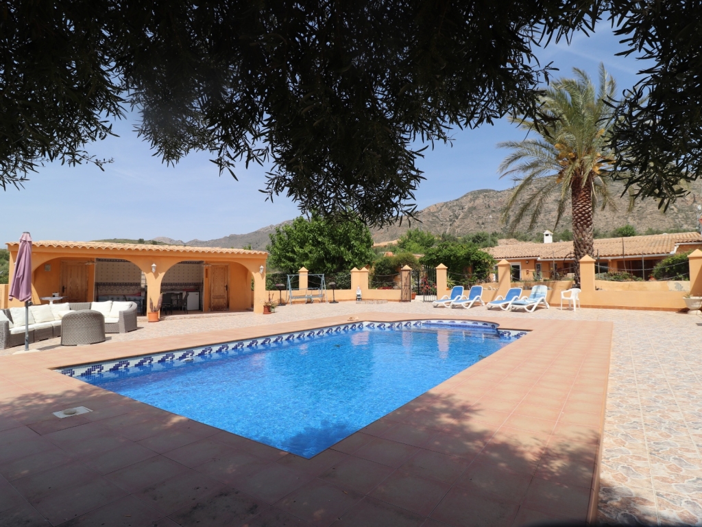 5 Bedroom 2 Bathroom Country House in Hondón de las Nieves
