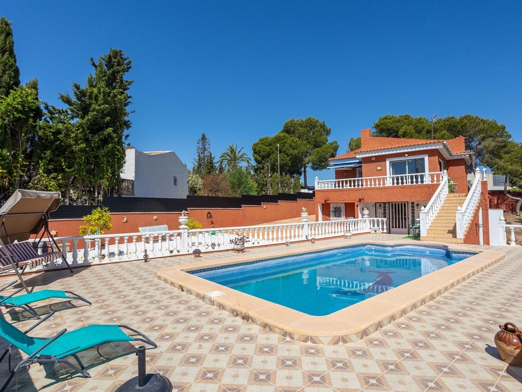 4 Bedroom 3 Bathroom Villa in Torrevieja