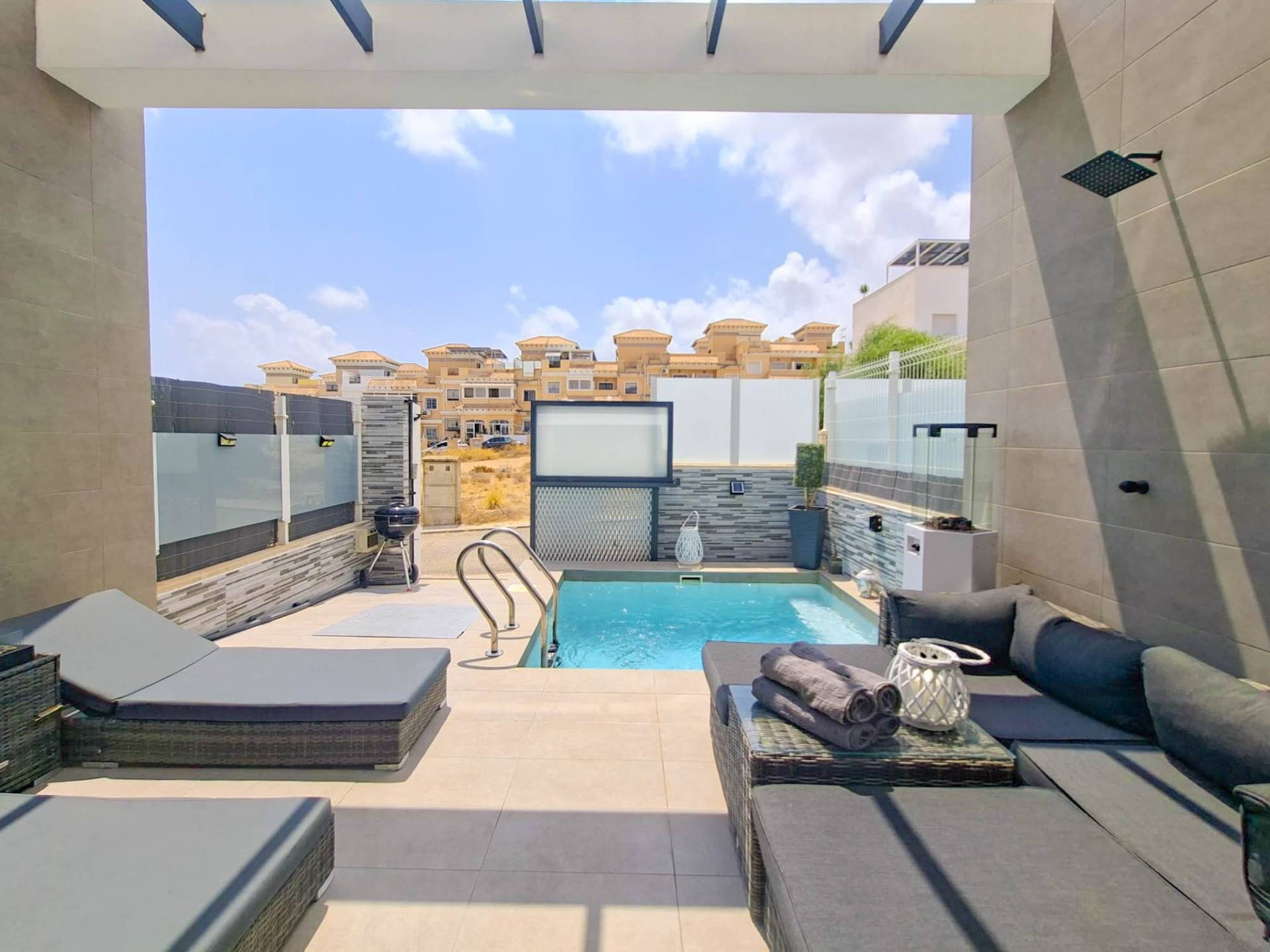 For sale - 3 Bedroom 3 Bathroom Villa in Villamartin - Costa Blanca  - Alicante