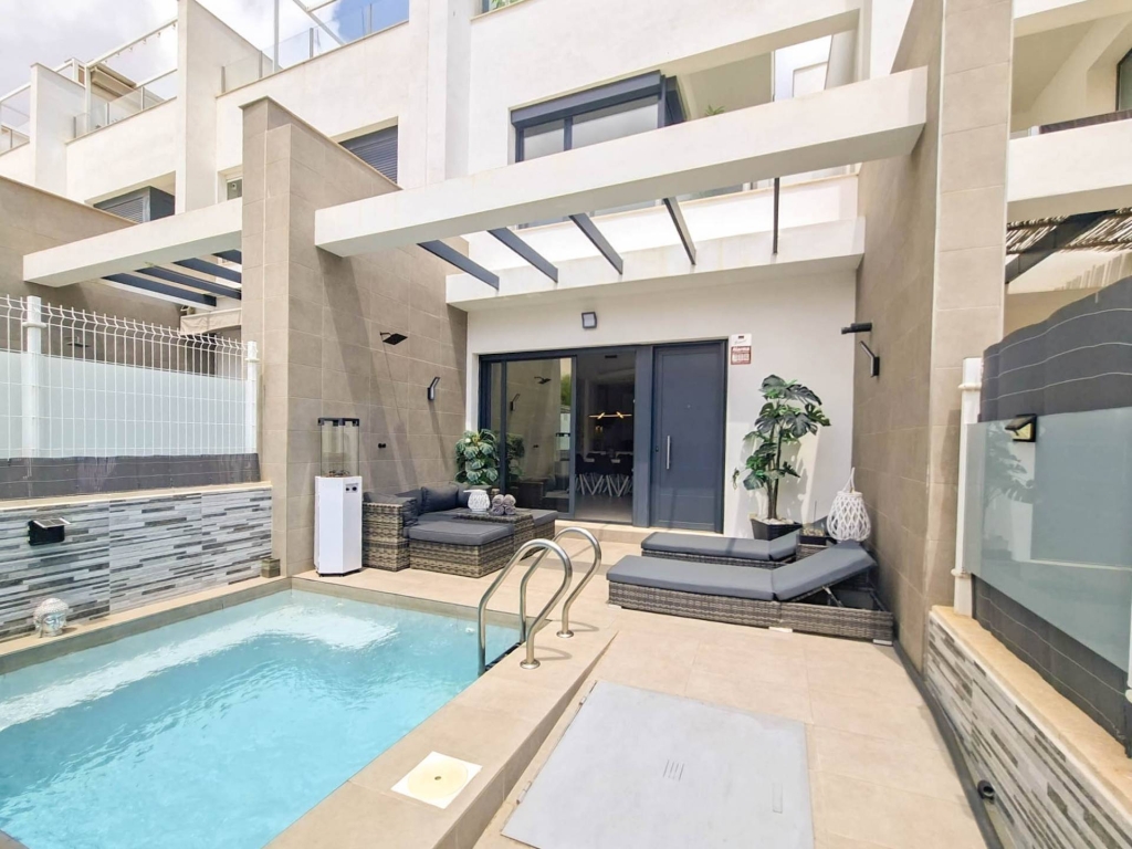 3 Bedroom 3 Bathroom Villa in Villamartin
