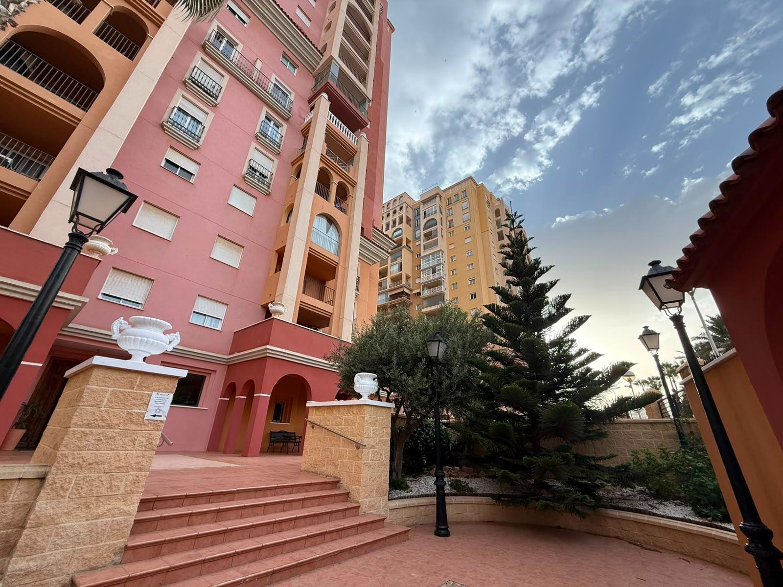 For sale - 3 Bedroom 2 Bathroom Apartment in Torrevieja - Playa De Los Locos  - Alicante