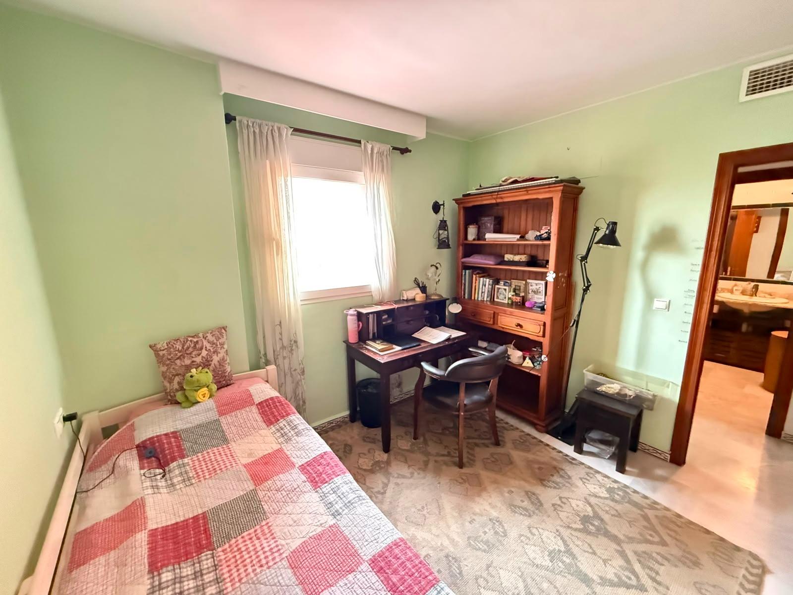For sale - 3 Bedroom 2 Bathroom Apartment in Torrevieja - Playa De Los Locos  - Alicante
