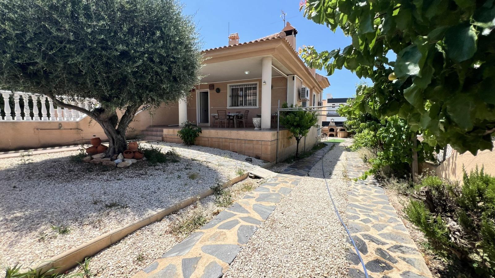 For sale - 3 Bedroom 2 Bathroom Villa in Torrevieja - aguas nuevas  - Alicante