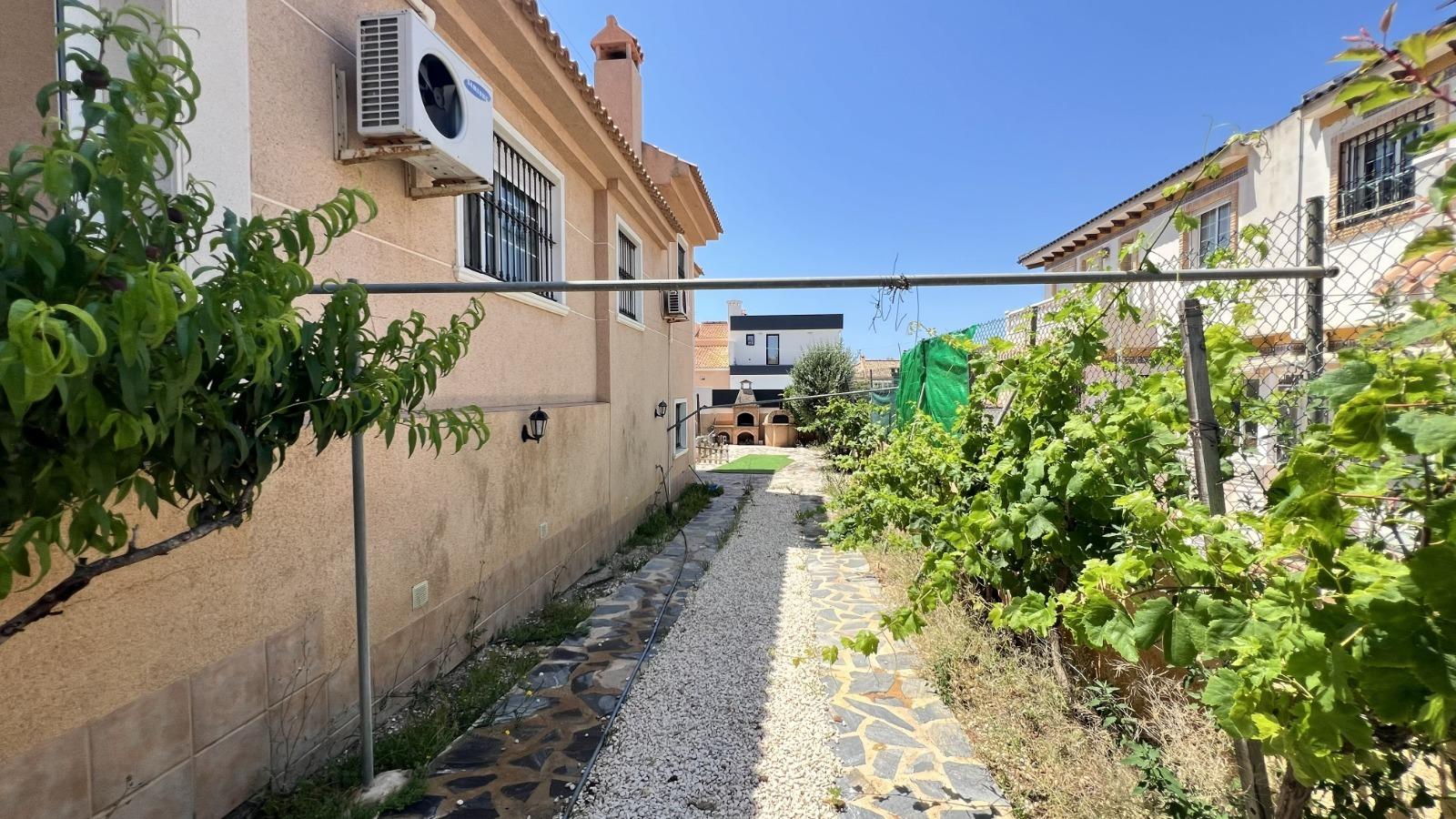 For sale - 3 Bedroom 2 Bathroom Villa in Torrevieja - aguas nuevas  - Alicante